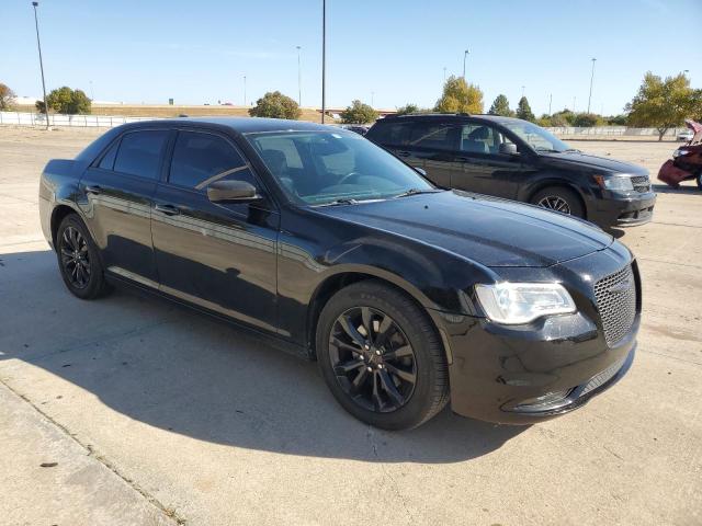 Photo 4 from auction – 2019 CHRYSLER 300 LIMITE with VIN 2C3CCAKG1KH689893