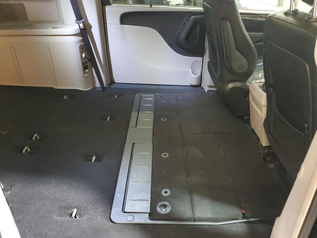 Photo 11 from auction – 2015 CHRYSLER TOWN & COU with VIN 2C4RC1CG4FR730053