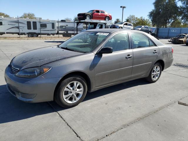 TOYOTA CAMRY LE 2005 with VIN 4T1BF30K75U596567 - Photo from auction