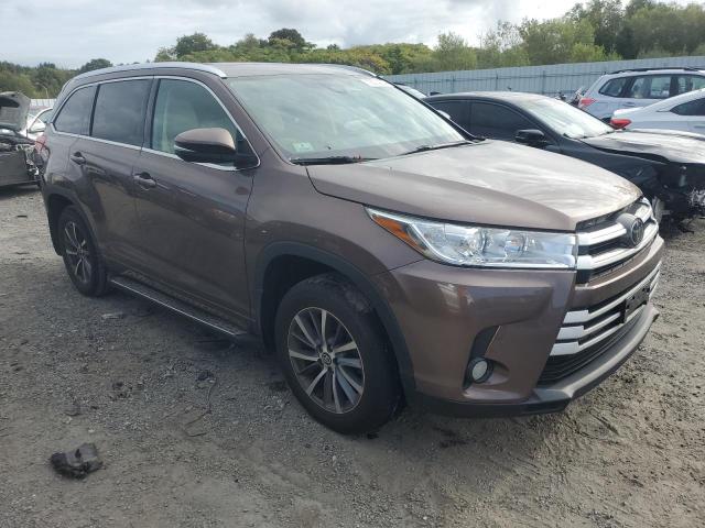 Photo 4 from auction – 2017 TOYOTA HIGHLANDER with VIN 5TDJZRFH9HS377155