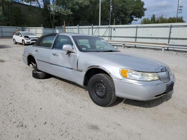 Photo 4 from auction – 2001 LINCOLN TOWN CAR C with VIN 1LNHM83W81Y640123