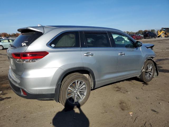 Photo 3 from auction – 2018 TOYOTA HIGHLANDER with VIN 5TDJZRFH5JS556363