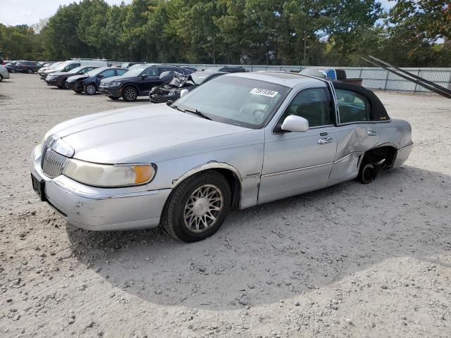 LINCOLN TOWN CAR C 2001 with VIN 1LNHM83W81Y640123 - Photo from auction