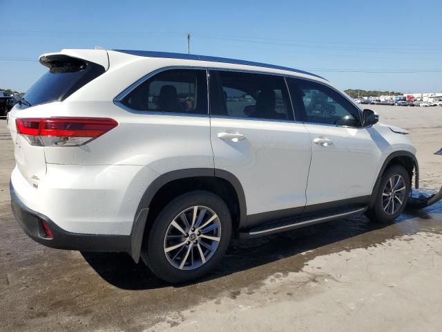 Photo 3 from auction – 2019 TOYOTA HIGHLANDER with VIN 5TDKZRFH8KS558176