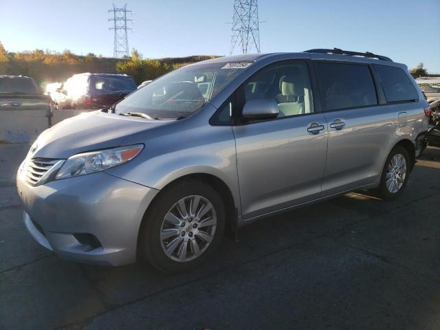 TOYOTA SIENNA LE 2015 with VIN 5TDJK3DC9FS104643 - Photo from auction