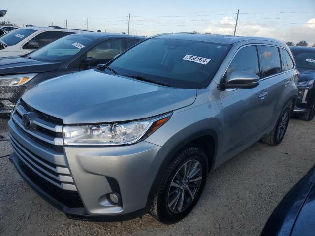 TOYOTA HIGHLANDER 2018 with VIN 5TDKZRFH7JS550147 - Photo from auction