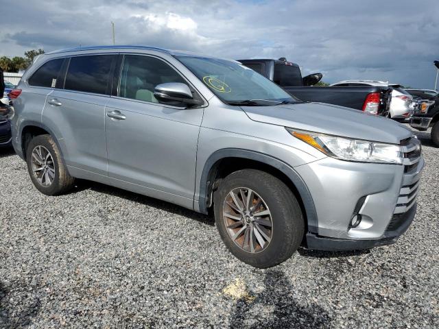 Снимка 4 от търг – 2017 TOYOTA HIGHLANDER с VIN 5TDKZRFH7HS513982