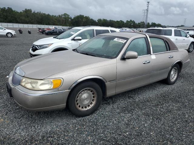LINCOLN TOWN CAR E 1999 with VIN 1LNHM81W2XY648066 - Photo from auction