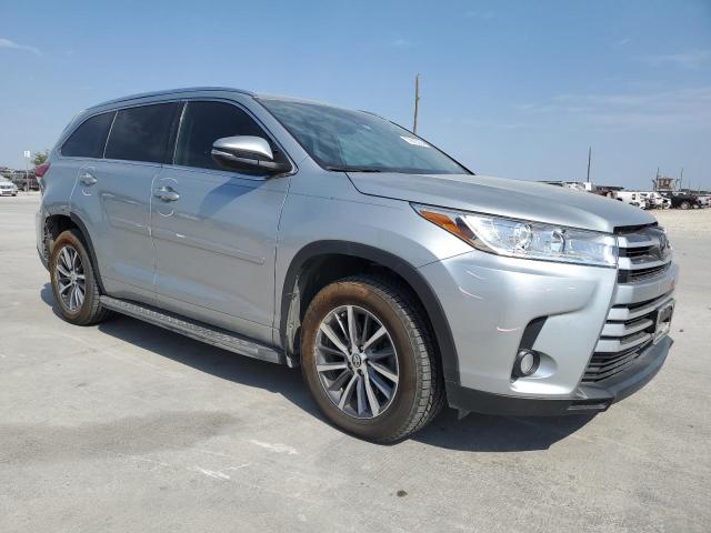 Photo 4 from auction – 2018 TOYOTA HIGHLANDER with VIN 5TDKZRFH5JS286717