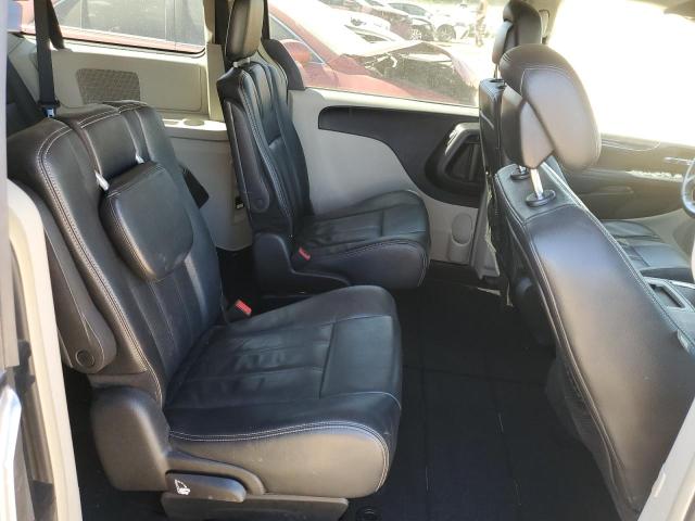 Photo 11 from auction – 2015 CHRYSLER TOWN & COU with VIN 2C4RC1AG8FR677182