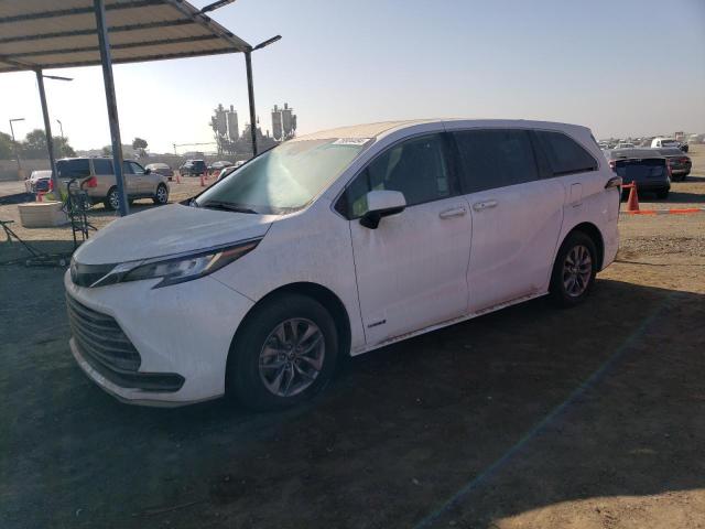 TOYOTA SIENNA LE 2021 with VIN 5TDKRKEC4MS015567 - Photo from auction