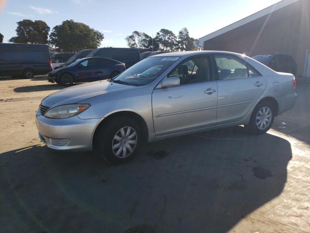 TOYOTA CAMRY LE 2005 with VIN 4T1BE32K25U636621 - Photo from auction
