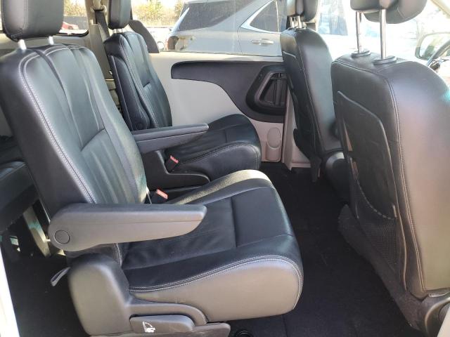 Photo 11 from auction – 2016 CHRYSLER TOWN & COU with VIN 2C4RC1BG9GR127909