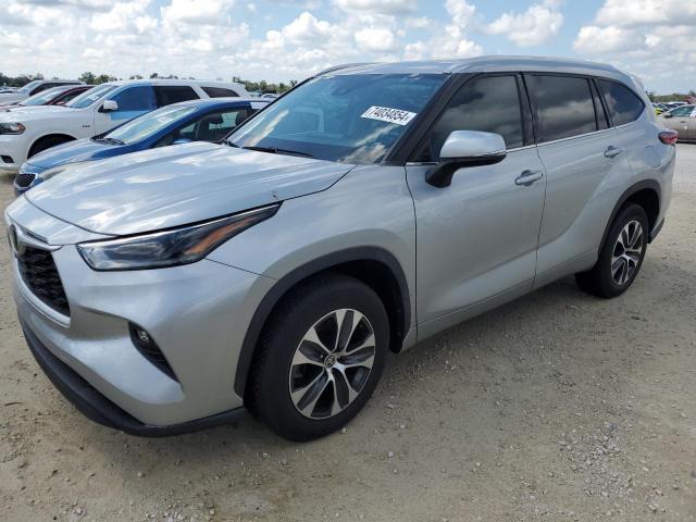 TOYOTA HIGHLANDER 2021 with VIN 5TDHZRAH8MS039228 - Photo from auction