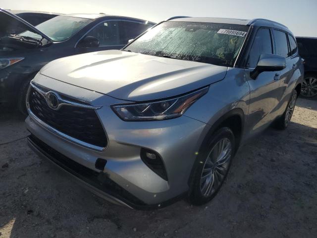 TOYOTA HIGHLANDER 2022 with VIN 5TDFZRAH0NS109183 - Photo from auction