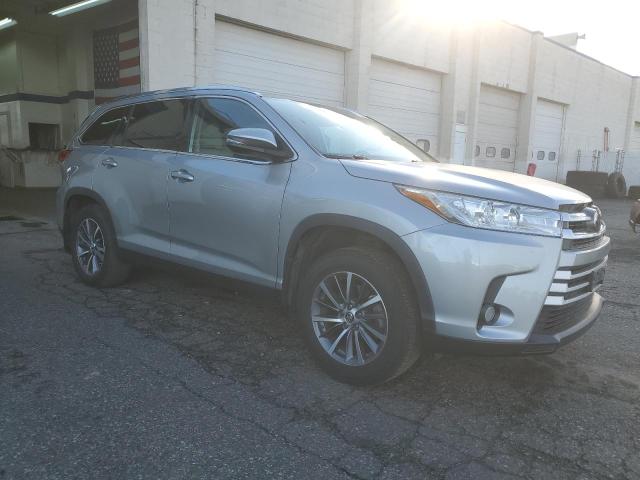 Photo 4 from auction – 2019 TOYOTA HIGHLANDER with VIN 5TDJZRFH7KS593951
