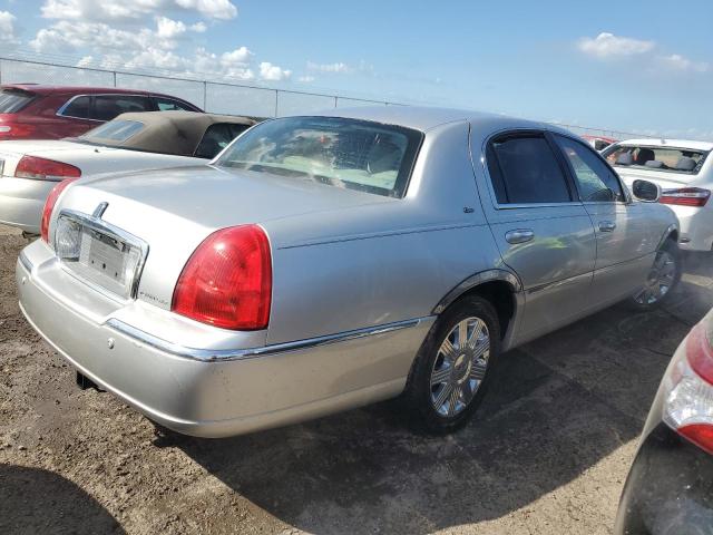 Photo 3 from auction – 2003 LINCOLN TOWN CAR C with VIN 1LNHM83W53Y620558