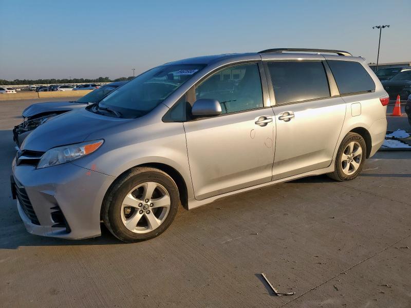 TOYOTA SIENNA LE 2018 with VIN 5TDKZ3DC7JS901370 - Photo from auction