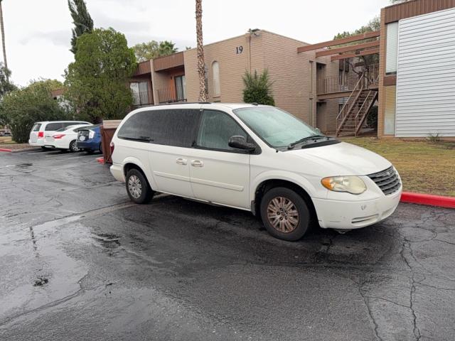 CHRYSLER TOWN & COU 2005 with VIN 2C4GP44R15R552971 - Photo from auction