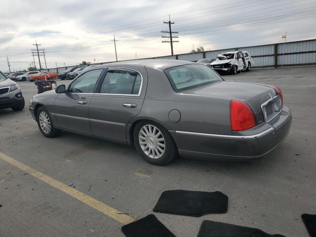 Photo 2 from auction – 2004 LINCOLN TOWN CAR E with VIN 1LNHM81W34Y610275