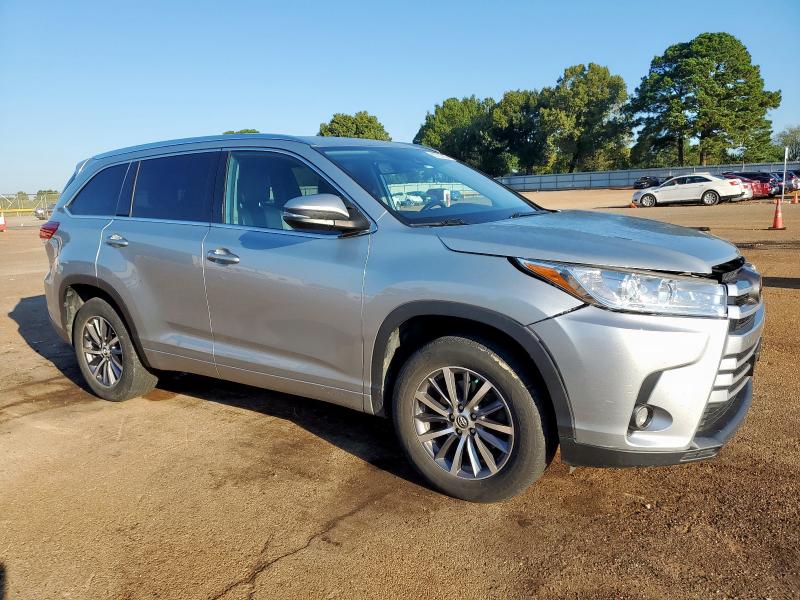 Photo 4 from auction – 2018 TOYOTA HIGHLANDER with VIN 5TDKZRFH2JS548984