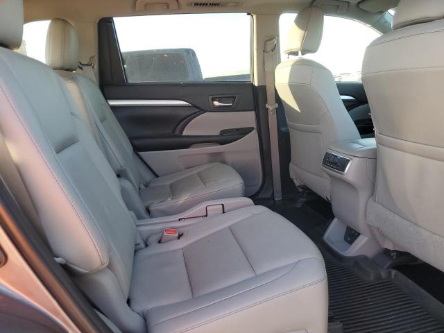 Photo 11 from auction – 2019 TOYOTA HIGHLANDER with VIN 5TDKZRFH8KS575043