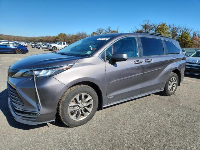 TOYOTA SIENNA LE 2021 with VIN 5TDKRKEC3MS010490 - Photo from auction