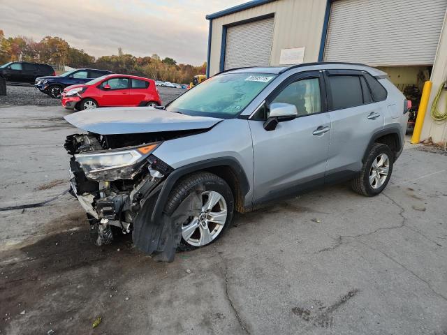 TOYOTA RAV4 XLE 2019 with VIN JTMP1RFV6KD013916 - Photo from auction