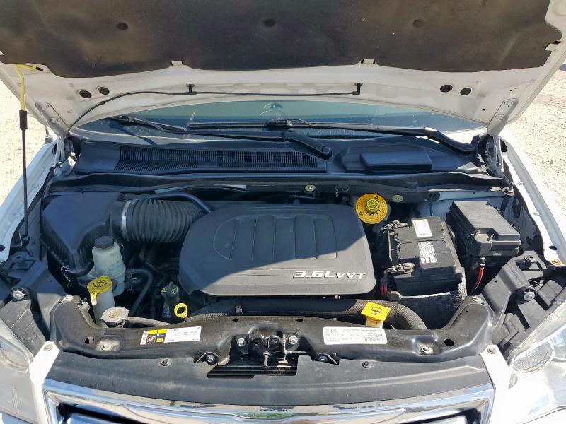 Photo 12 from auction – 2016 CHRYSLER TOWN & COU with VIN 2C4RC1CG2GR111291