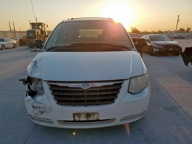 Photo 5 from auction – 2005 CHRYSLER TOWN & COU with VIN 2C8GP44R35R126519
