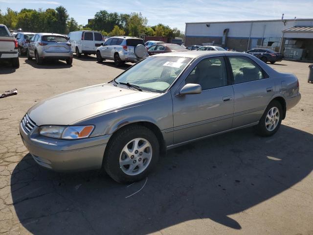 TOYOTA CAMRY LE 1999 with VIN JT2BF28K7X0198085 - Photo from auction