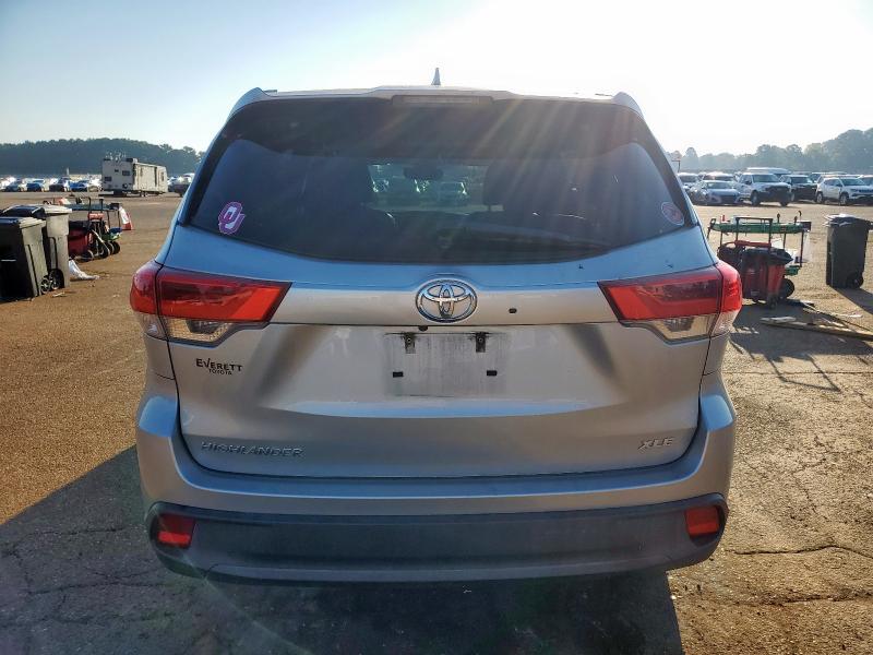 Photo 6 from auction – 2018 TOYOTA HIGHLANDER with VIN 5TDKZRFH2JS548984