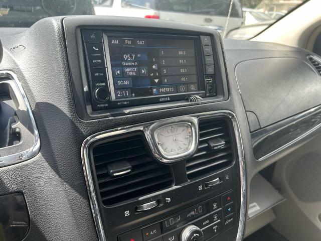 Photo 11 from auction – 2016 CHRYSLER TOWN & COU with VIN 2C4RC1BG1GR259868
