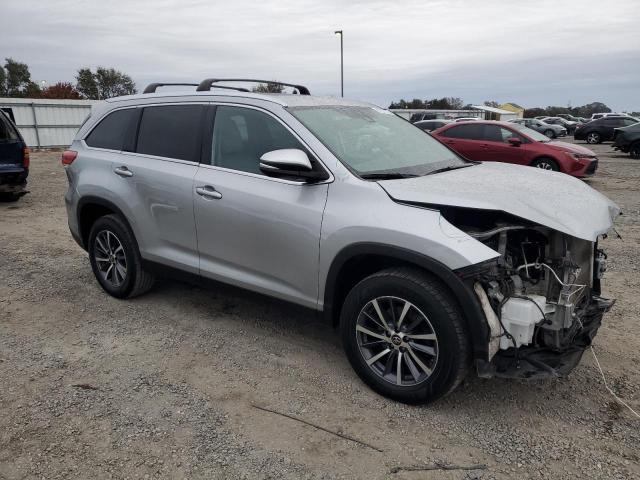 Photo 4 from auction – 2019 TOYOTA HIGHLANDER with VIN 5TDKZRFH0KS573593