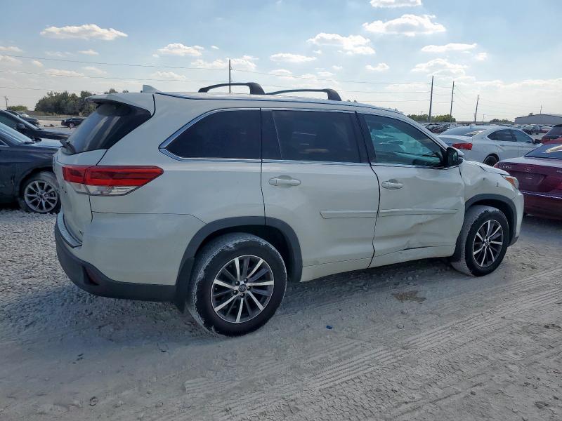 Photo 3 from auction – 2018 TOYOTA HIGHLANDER SE with VIN 5TDKZRFH8JS544762