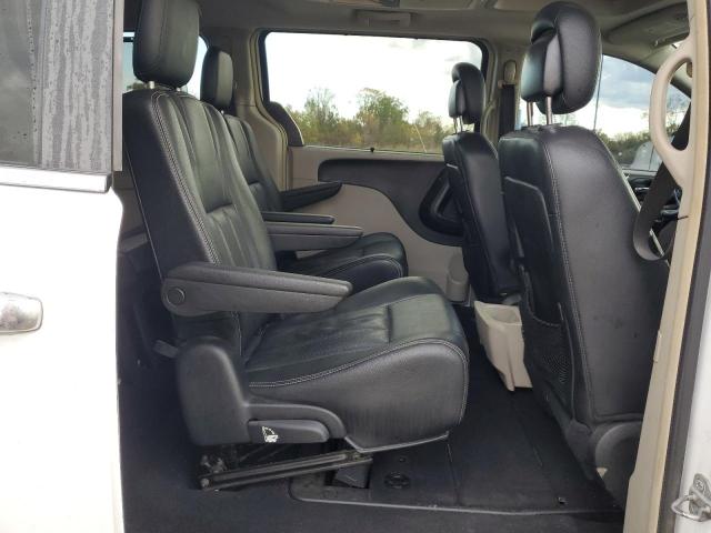 Photo 11 from auction – 2016 CHRYSLER TOWN & COU with VIN 2C4RC1CGXGR285934