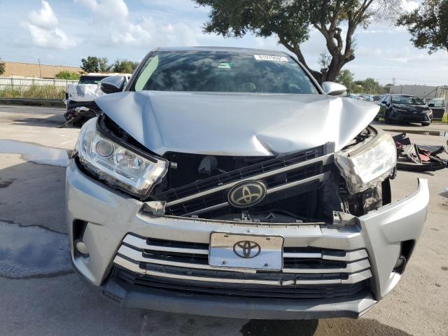 صورة رقم 5 من المزاد - 2017 TOYOTA HIGHLANDER LE مع VIN 5TDZZRFH7HS209940