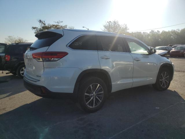 Photo 3 from auction – 2018 TOYOTA HIGHLANDER with VIN 5TDJZRFH2JS553677