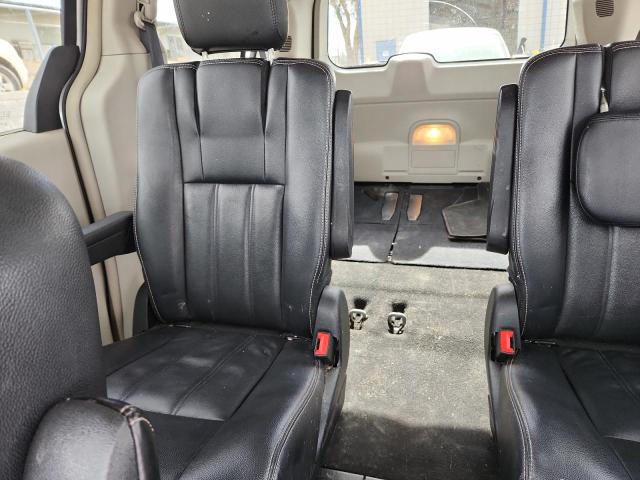 Photo 10 from auction – 2016 CHRYSLER TOWN & COU with VIN 2C4RC1BG1GR301973