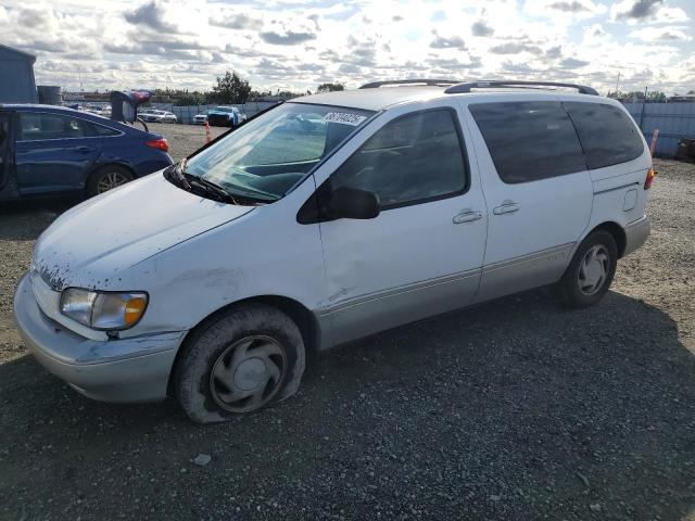 TOYOTA SIENNA LE 2000 with VIN 4T3ZF13C9YU289128 - Photo from auction