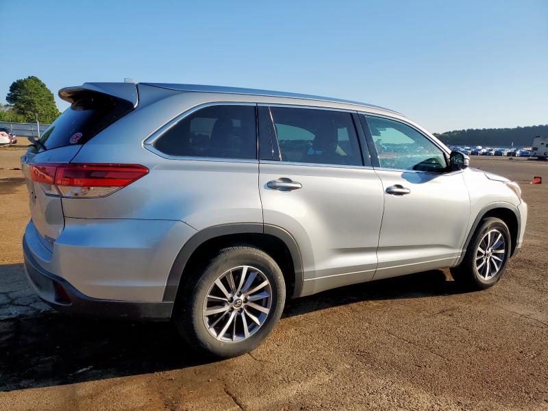 Photo 3 from auction – 2018 TOYOTA HIGHLANDER with VIN 5TDKZRFH2JS548984