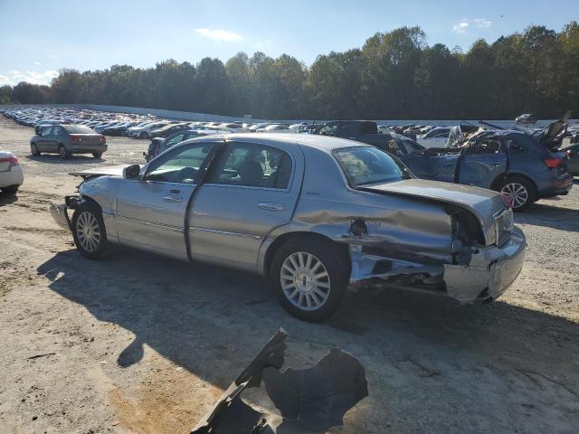 Photo 2 from auction – 2004 LINCOLN TOWN CAR with VIN 1LNHM81W84Y687675