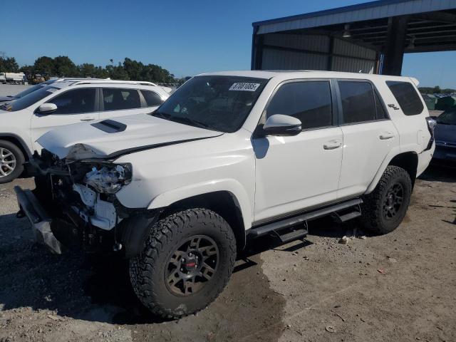 TOYOTA 4RUNNER SR 2018 with VIN JTEBU5JR8J5601650 - Photo from auction