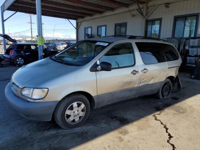 TOYOTA SIENNA LE 2000 with VIN 4T3ZF13C2YU180932 - Photo from auction