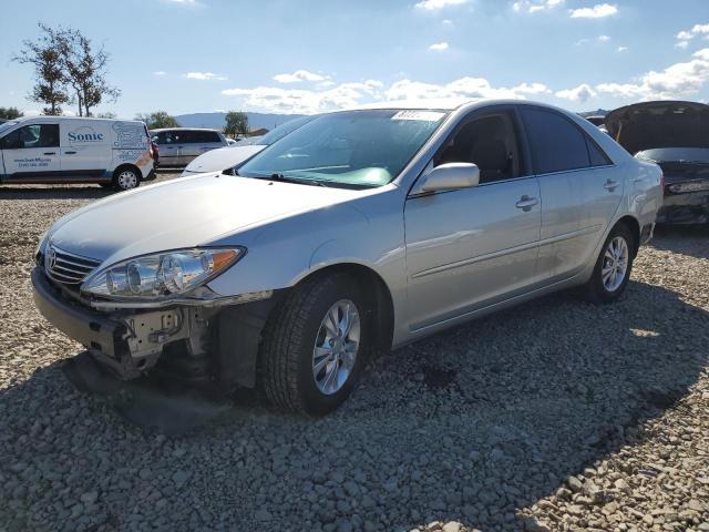 TOYOTA CAMRY LE 2005 with VIN 4T1BF30K05U599309 - Photo from auction