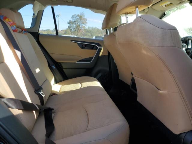 Photo 11 from auction – 2019 TOYOTA RAV4 LE with VIN JTMF1RFV0KJ013679
