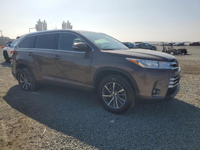 Photo 4 from auction – 2018 TOYOTA HIGHLANDER with VIN 5TDKZRFH5JS245150