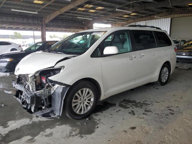 Photo 1 from auction – 2017 TOYOTA SIENNA XLE with VIN 5TDYZ3DC4HS875640