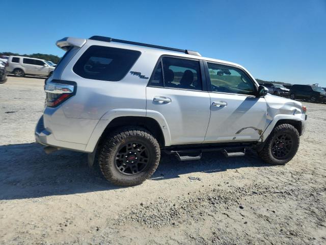Photo 3 from auction – 2020 TOYOTA 4RUNNER SR with VIN JTEBU5JR0L5830973