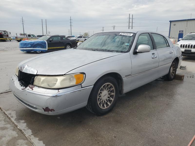 LINCOLN TOWN CAR S 2000 with VIN 1LNHM82W9YY876405 - Photo from auction